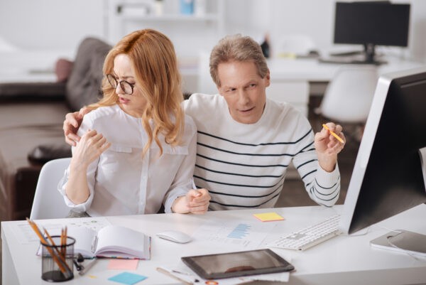 employer-touching-employees-shoulder